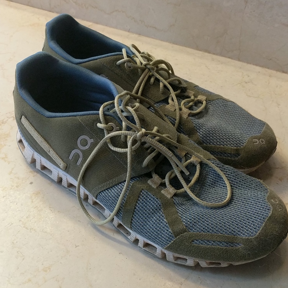On Cloud running shoes - Size 8